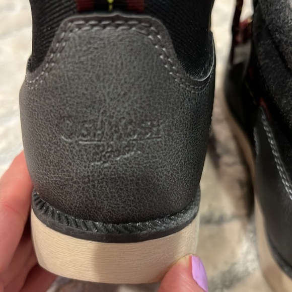 Oshkosh high tops for your little boy size 13 😎😘❤️🥰👌 - Picture 4 of 7